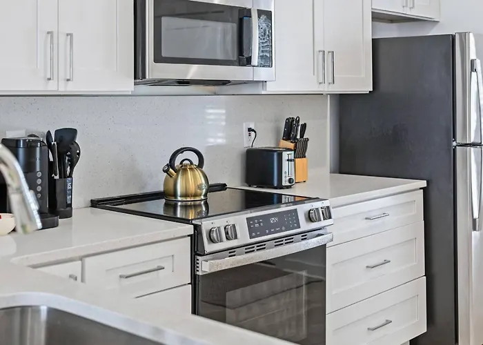 Quiet Harbor Condo-Private Balcony-Relaxing Stay
